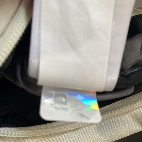 The North Face Jester Crossbody Bag TNF White Metallic Mid Grey 2.3lt 2 Way Zip - Picture 14 of 15